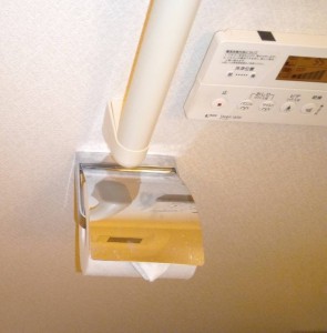 気を付けて！　ペーパーホルダー交換、手すり工事